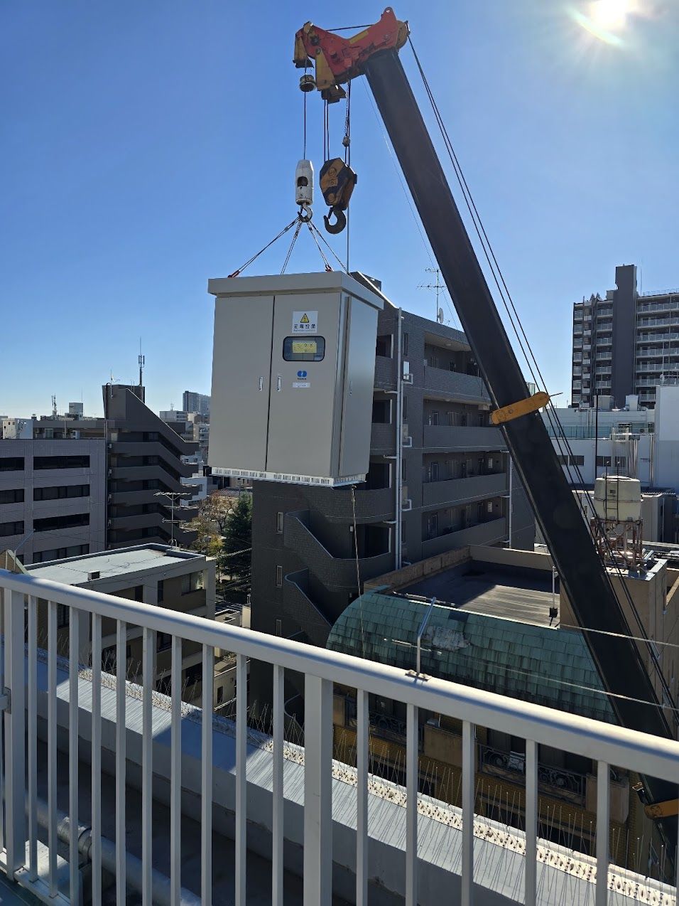 クレーンによるキュービクル搬入