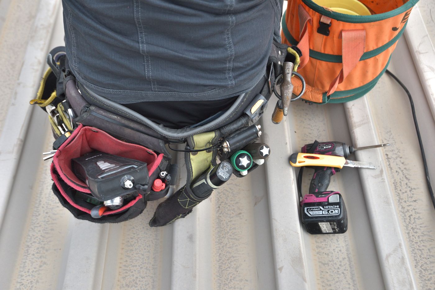 現場で作業する電気工事士